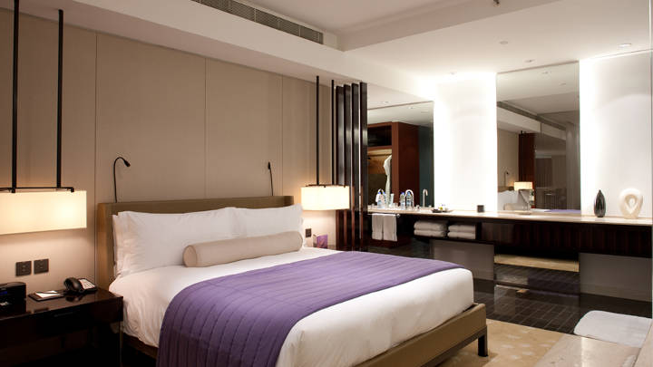 Philips Lighting تضفي أجواءً ساحرة على غرف النزلاء بفندقي دبي باستخدام مصابيح LED وCFL‐I ومصابيح الهالوجين الموفرة للطاقة.