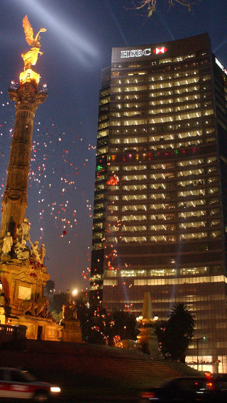 إنارة المنطقة الخارجية لبرج HSBC أثناء الليل باستخدام إضاءات Philips