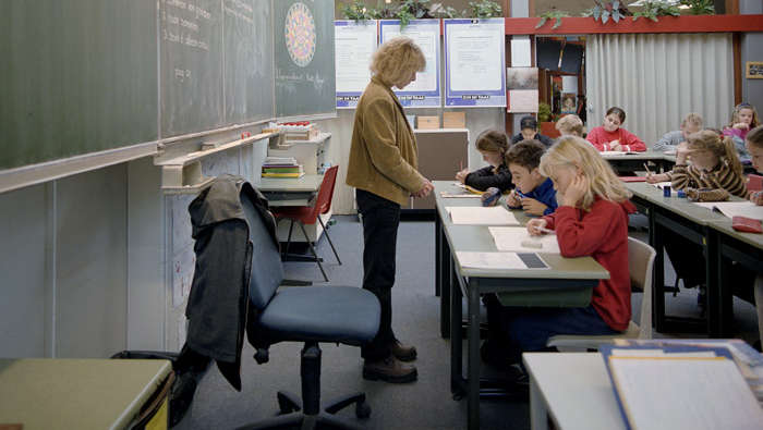تستخدم المدارس الابتدائية مصابيح موفرة للطاقة مما يثير اهتمام الأطفال بظاهرة الاحتباس الحراري.