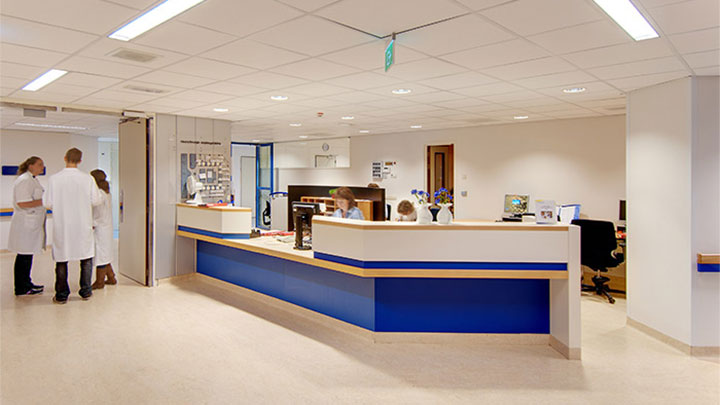 The UMCG reception area uses energy-saving lighting, thanks to Philips hospital lighting