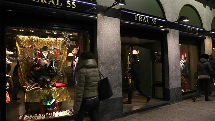إضاءة ديناميكية لنافذة متجر Eral 55 لبيع أرقى الملابس الرجالية في ميلانو