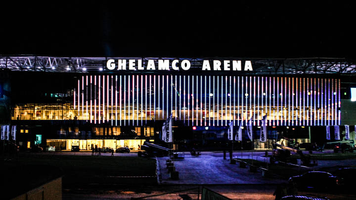  Ghelamco Arena, including the façade, is spectacularly illuminated by Philips exterior  and sports field lighting 