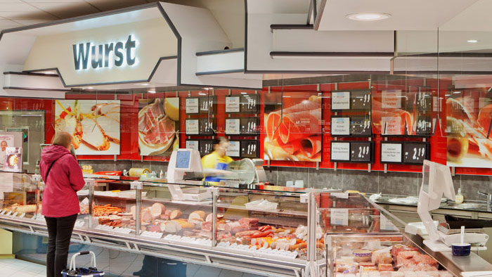 قسم اللحوم في سوبر ماركت Edeka المضاء جيدًا باستخدام مصابيح LuxSpace Accent Rose LED من Philips