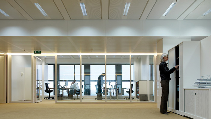 منطقة مكتب مضاءة باستخدام نظام الإضاءة الديناميكي من Philips 