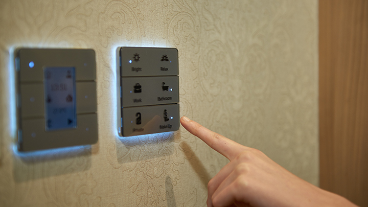 إضاءة الفنادق: يستطيع نظام روم فليكس من Philips Lighting تفعيل ميزتي الخدمة والصيانة الاستباقية باستخدام المستشعرات