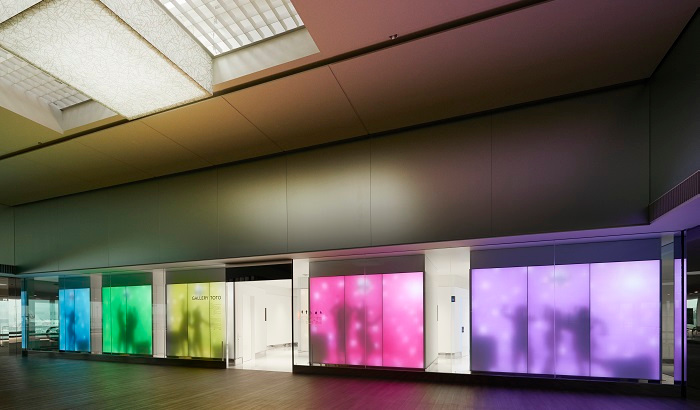 ألواح النسيج المضيئة تتوهج بألوان قوس قزح في معرض Toto بمطار ناريتا في اليابان