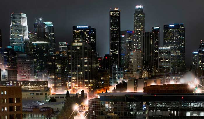 مدينة لوس أنجلوس مزيّنة بأضواء ملوّنة ليلاً
